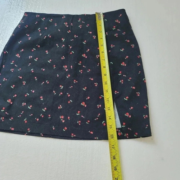 Wild Fable Black Floral Prrint Denim Jeans  Size 6 Skirt Mini Front Slit - Picture 2 of 8